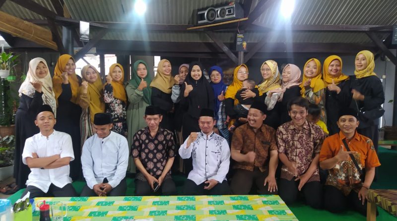 Rapat Bulanan Di RM Lesehan Dapur Ceuceu