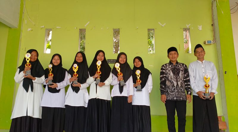 Apesiasi Sekolah/Pesantren Kepad Siswa yang Berprestasi