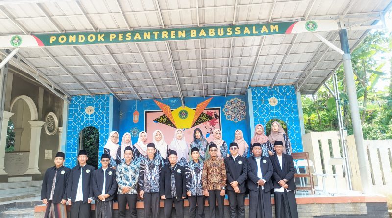 Foto Bersama Kepala SMP dan SMA berserta Para Guru