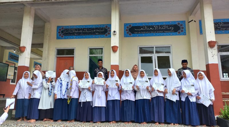 Pemberian sertifikat bagi siswa berprestasi